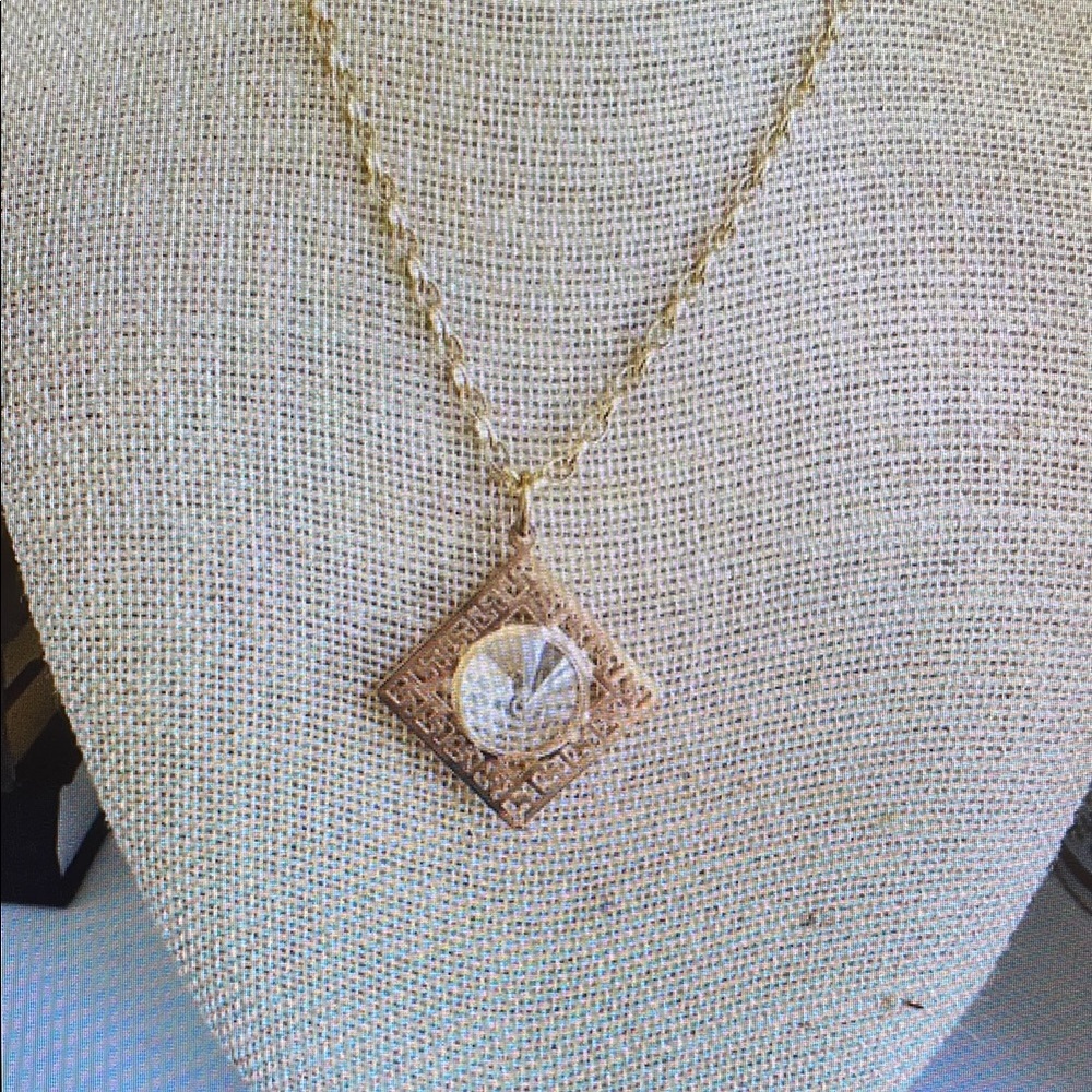 Elegant Gold Pendant Necklace